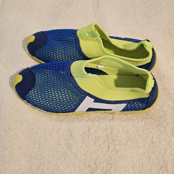 NWOT blue & yellow water shoes size 6.5 - Picture 3 of 7